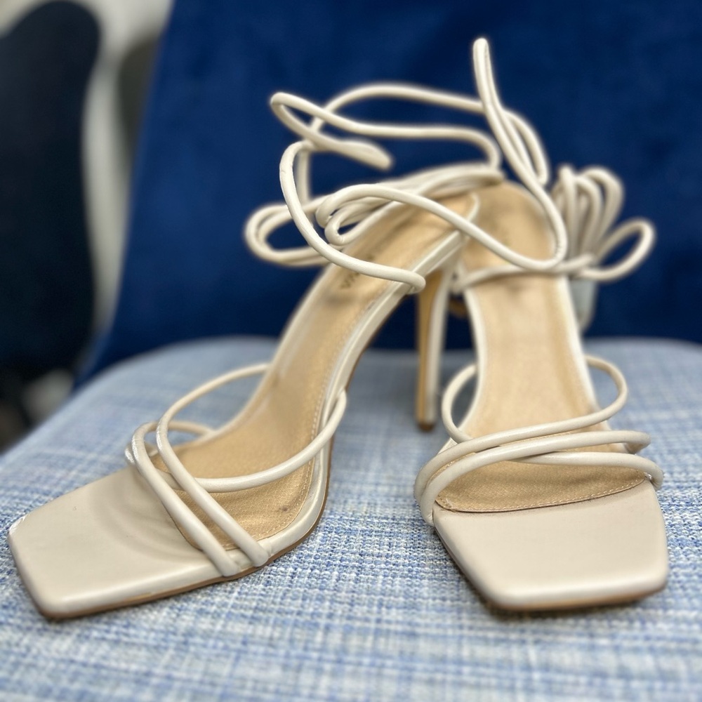 NWOT 🆕 Fashion Nova Tie-Up Strappy Heels - Nude - Never Worn